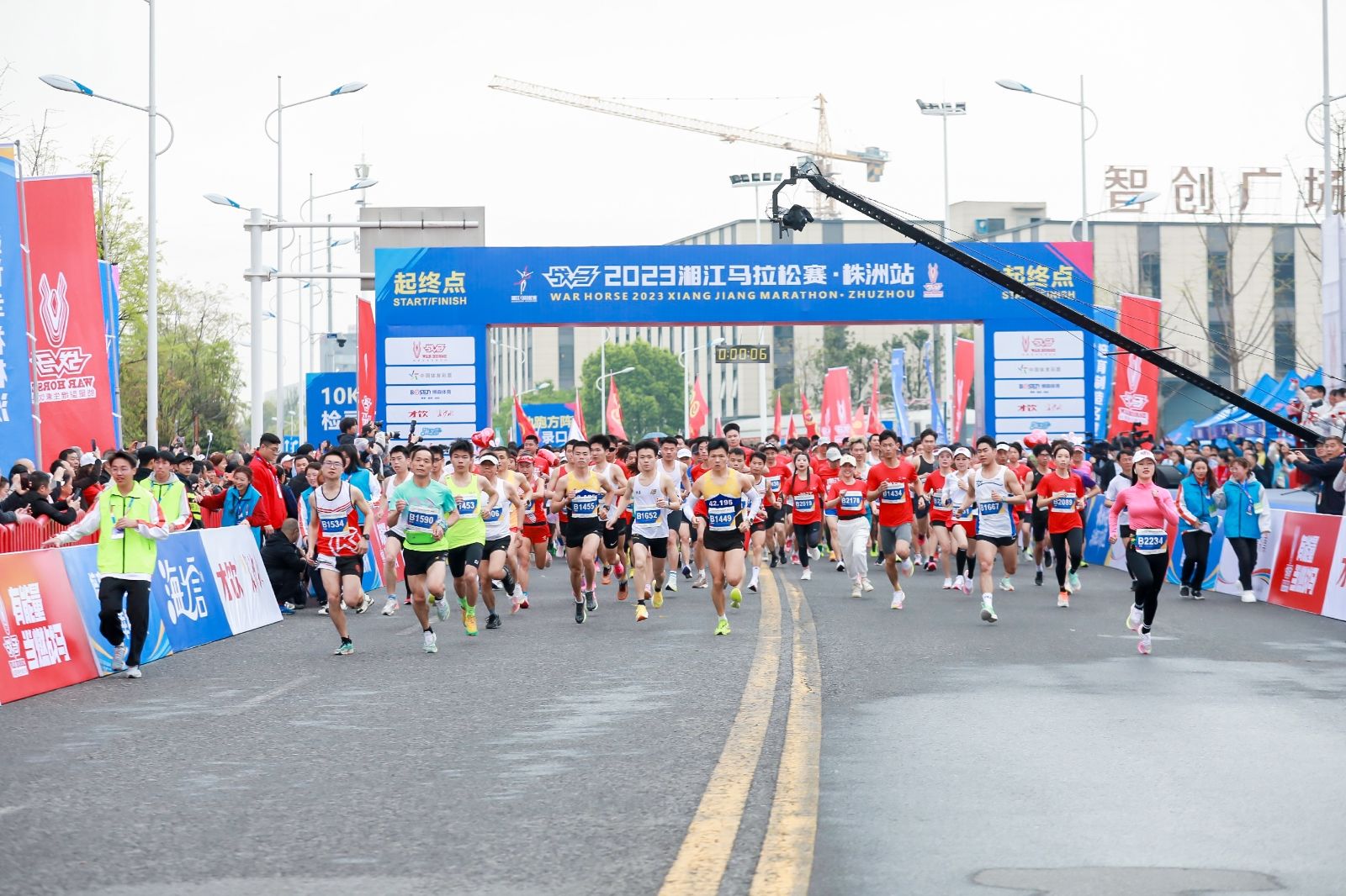 敢為人先·與湘江奔跑 ｜戰(zhàn)馬2023湘江馬拉松株洲站鳴槍起跑！